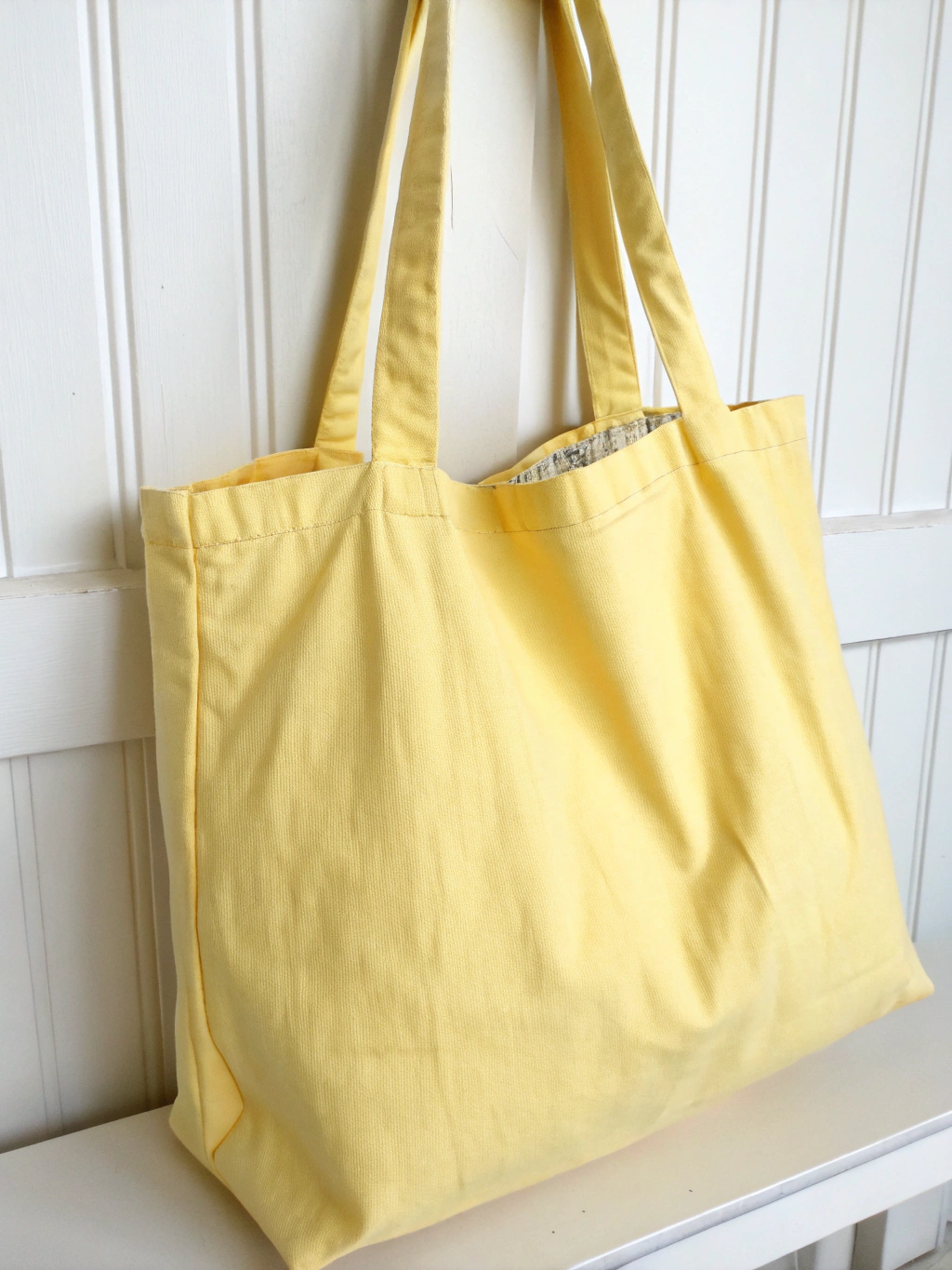 An attractive easy no-sew summer tote bag perfect for beach outings.